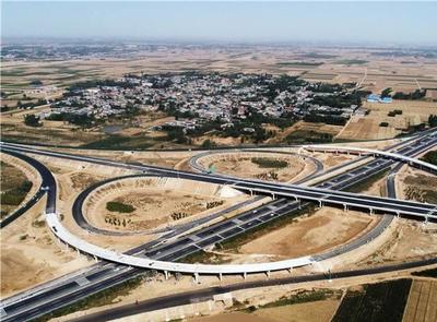 擎起城市脊梁 聚焦建筑風(fēng)采，山東安成鋼結(jié)構(gòu)工程以務(wù)實(shí)高效鑄就公路繁榮